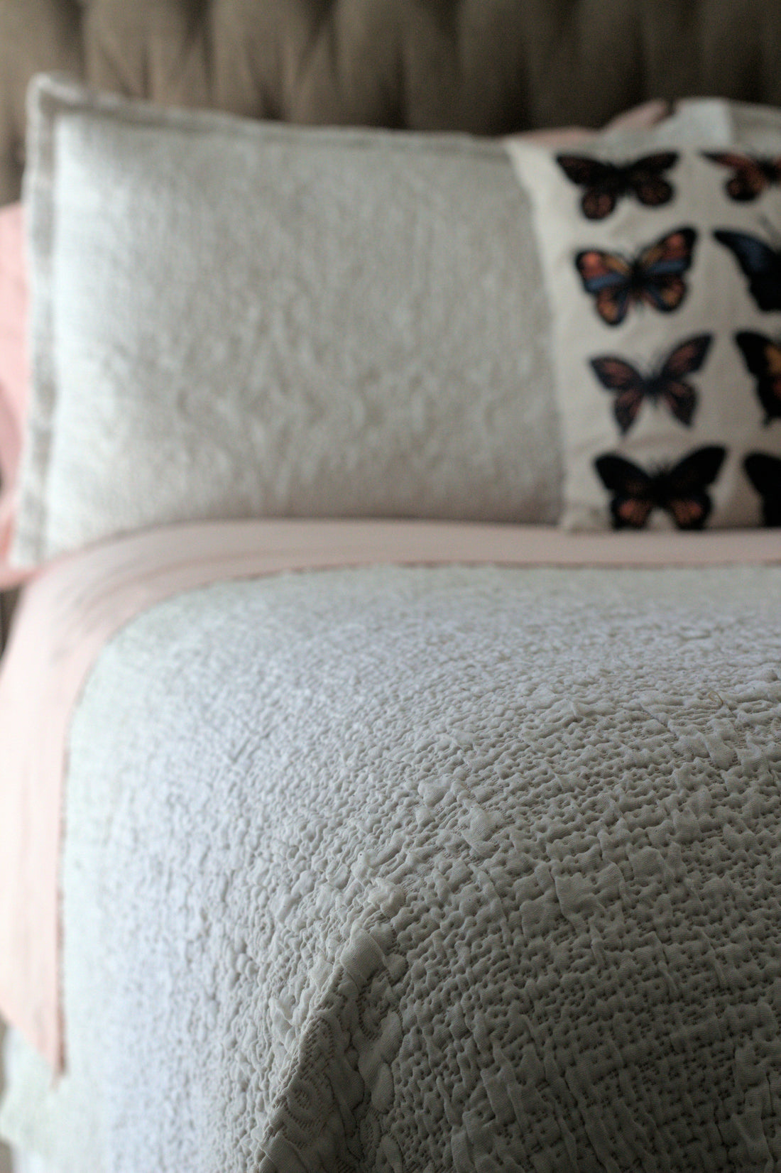 Ruffle Quilt Sets: How to Style Romantic and Soft Bedroom Decor