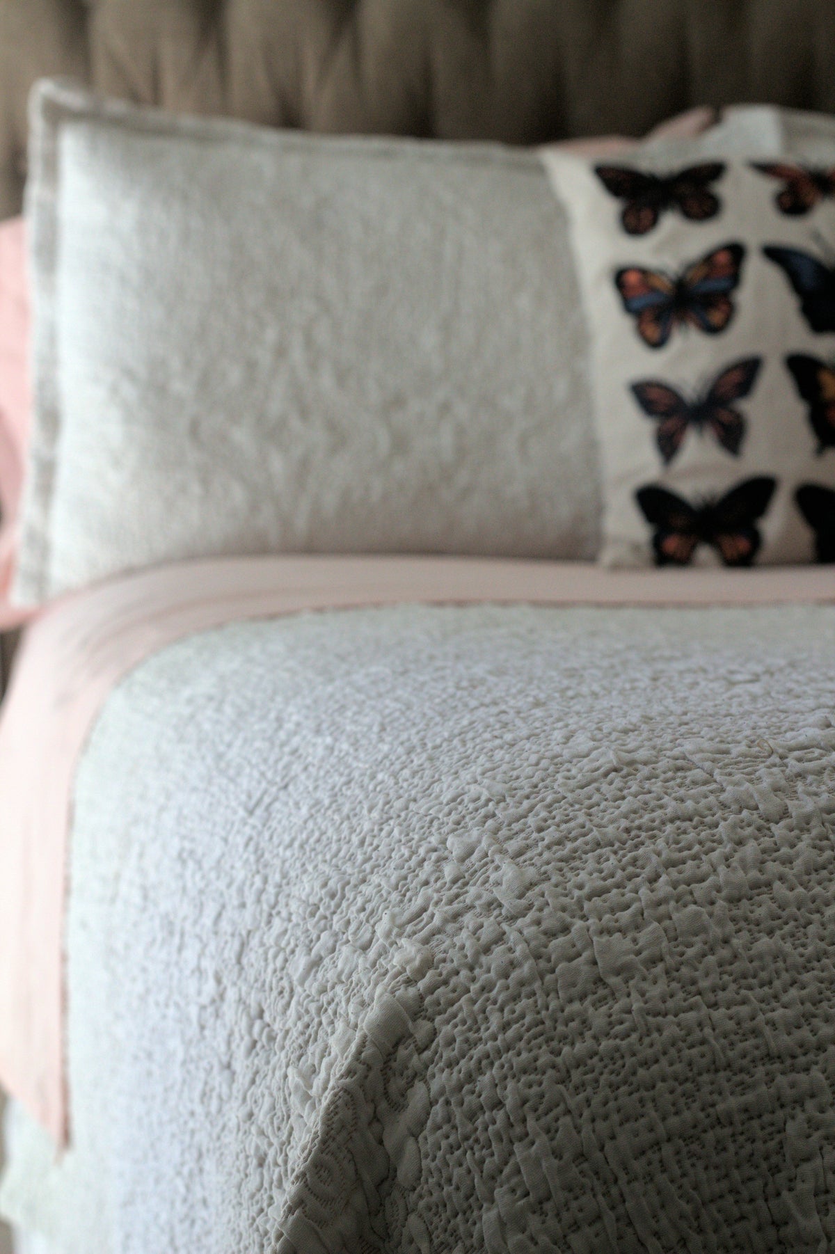 Ruffle Quilt Sets: How to Style Romantic and Soft Bedroom Decor