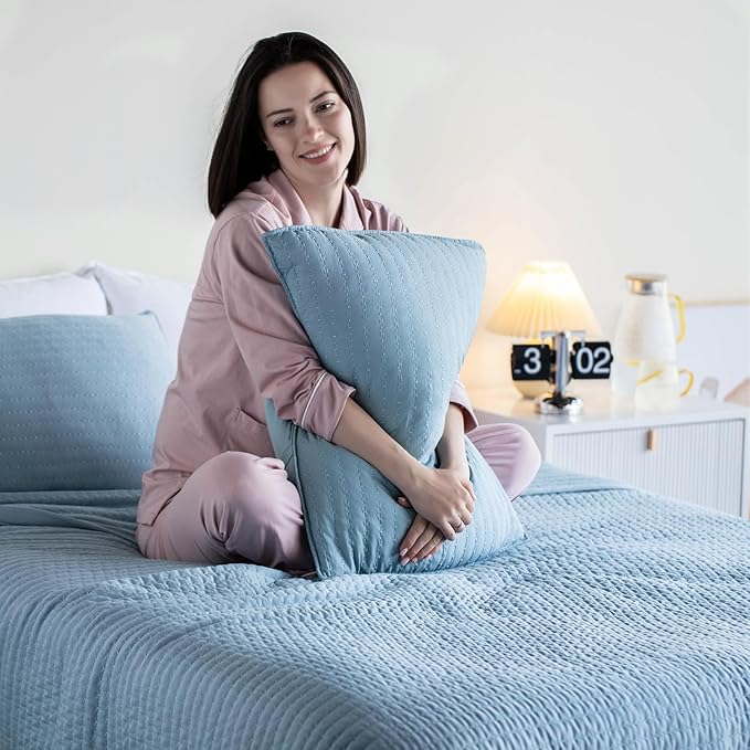 KASENTEX Oversized Queen Quilt Set 102"x106" – Soft Washed 3-Layer Lightweight Bedspread, Minimalist Nordic Design, All-Season Spring & Summer Quilt Set (1 Quilt + 2 Pillow Shams), Blue
