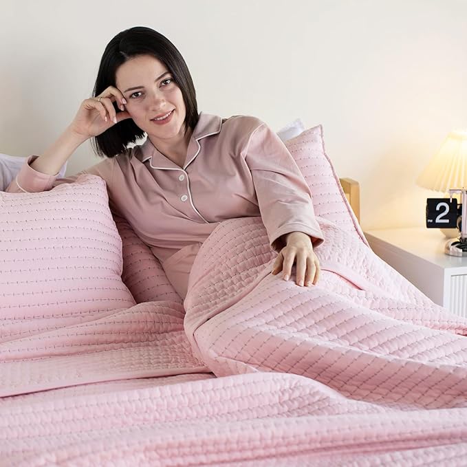 KASENTEX Oversized Queen Quilt Set 102"x106" – Soft Washed 3-Layer Lightweight Bedspread, Minimalist Nordic Design, All-Season Spring & Summer Quilt Set (1 Quilt + 2 Pillow Shams), Pink