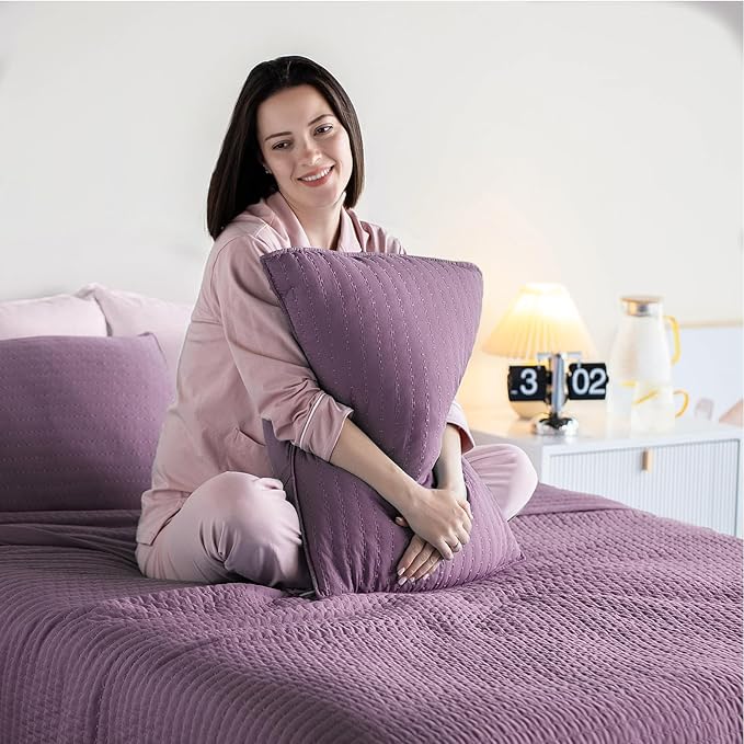 Oversized King Quilt Set 112"x106" – Soft Washed 3-Layer Lightweight California King Bedspread, Minimalist Nordic Design, All-Season Quilt Bedding (1 Quilt + 2 Pillow Shams), Grape Jam Purple