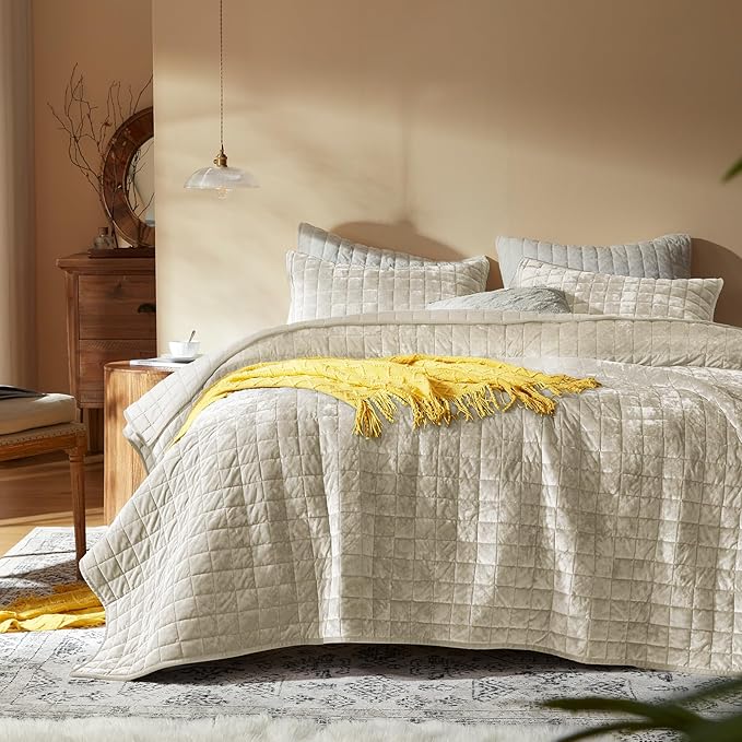 LEAONME Velvet Quilt California King-118''x106'', Lightweight Beige Velvet Comforter Set with 2 Pillow Shams, Soft Oversized Bedspread Coverlet Quilted Bedding Set for All Season